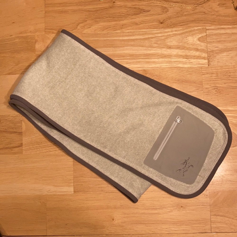 Arc’Teryx sweater scarf